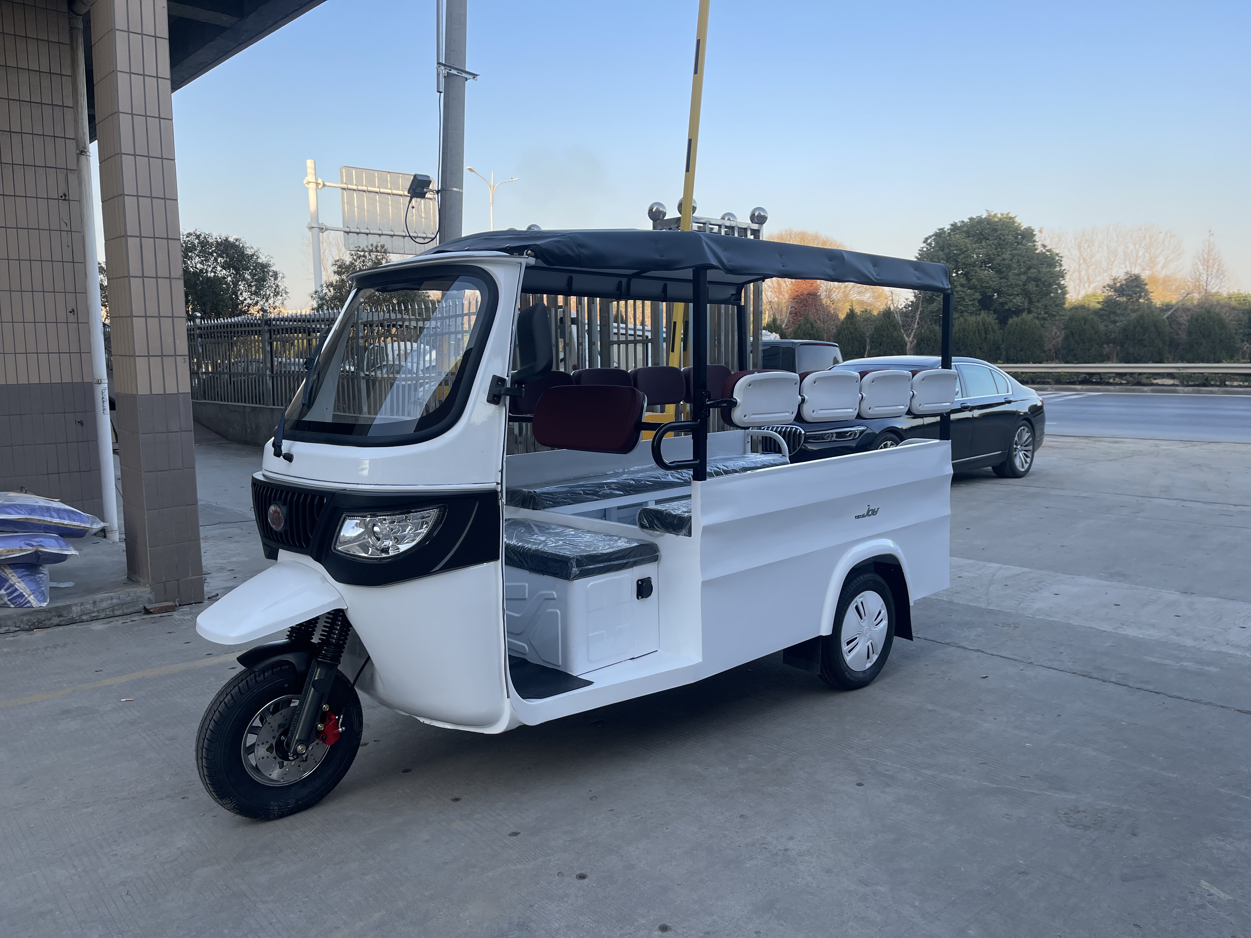 China Leading  White Side seat passenger vehicle Electric Tricycle Supplier, Suppliers
