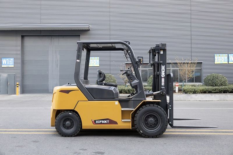 XCMG Manufacturer 5 Ton Diesel Forklift Multi-Directional Lift Machine Price