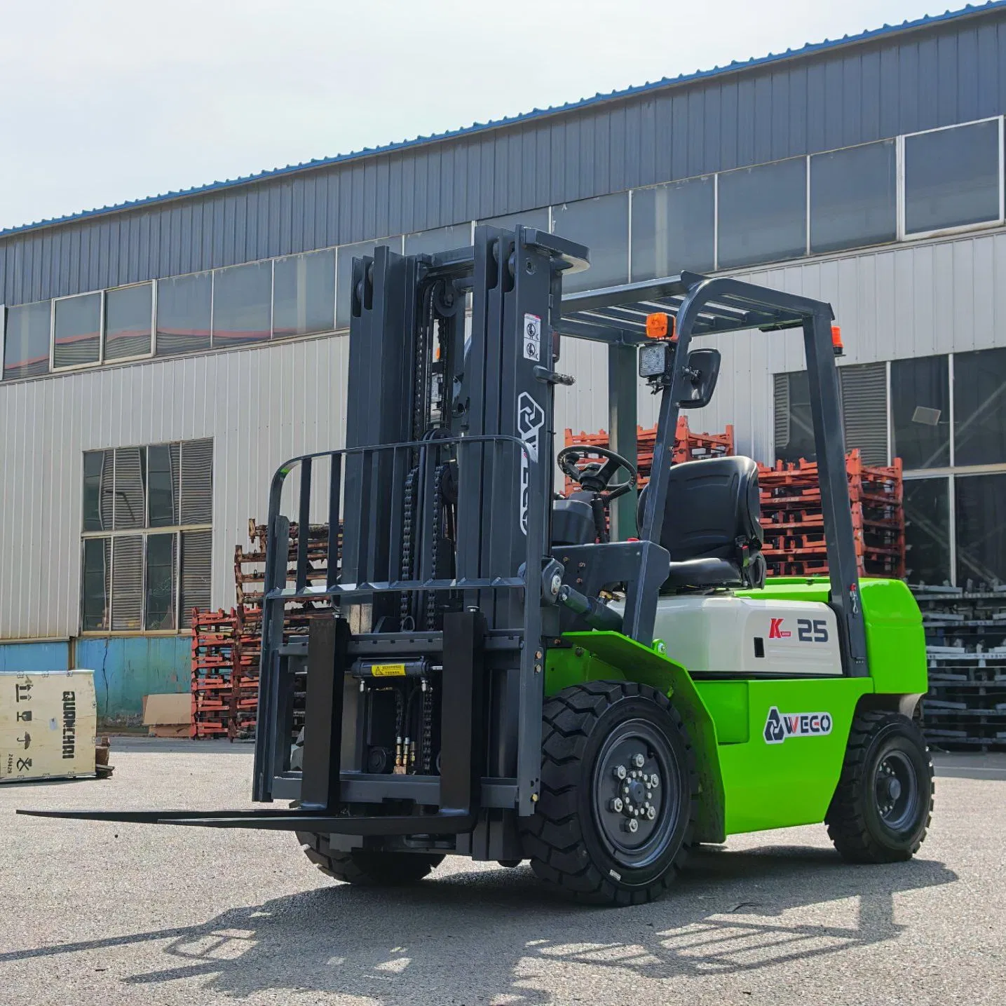 2.5-Ton Electric Counterbalance Forklift, Lithium Battery, Three-Wheel Design, Suitable for Warehouse Logistics.