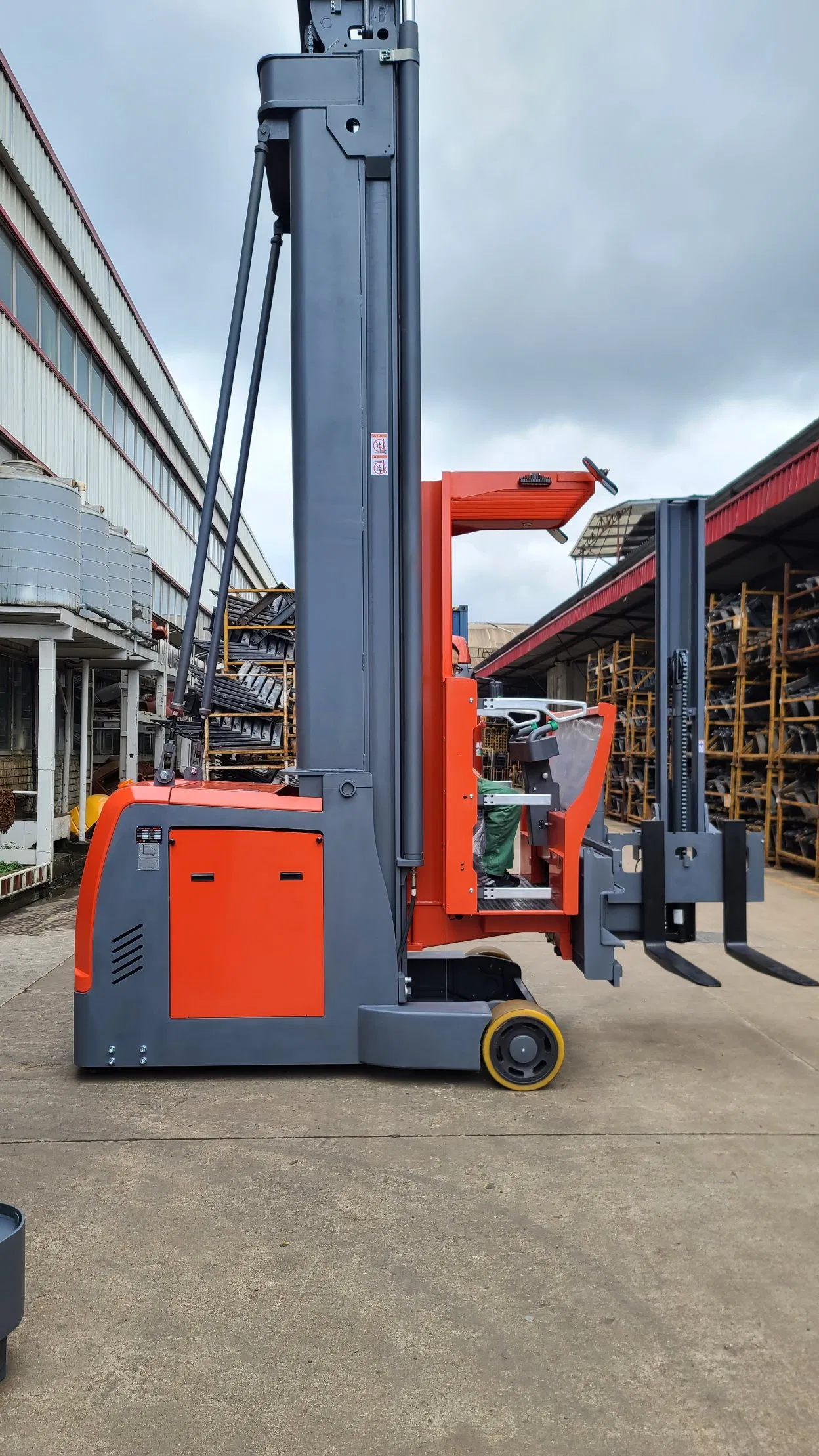 1500kg Vna Man up Electric Stacker Very Narrow Aisle 3 Way Truck
