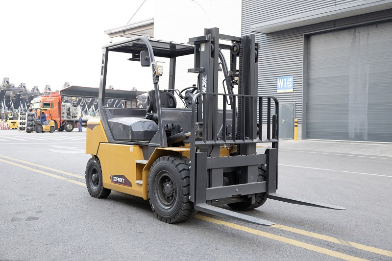 XCMG Manufacturer 5 Ton Diesel Forklift Multi-Directional Lift Machine Price
