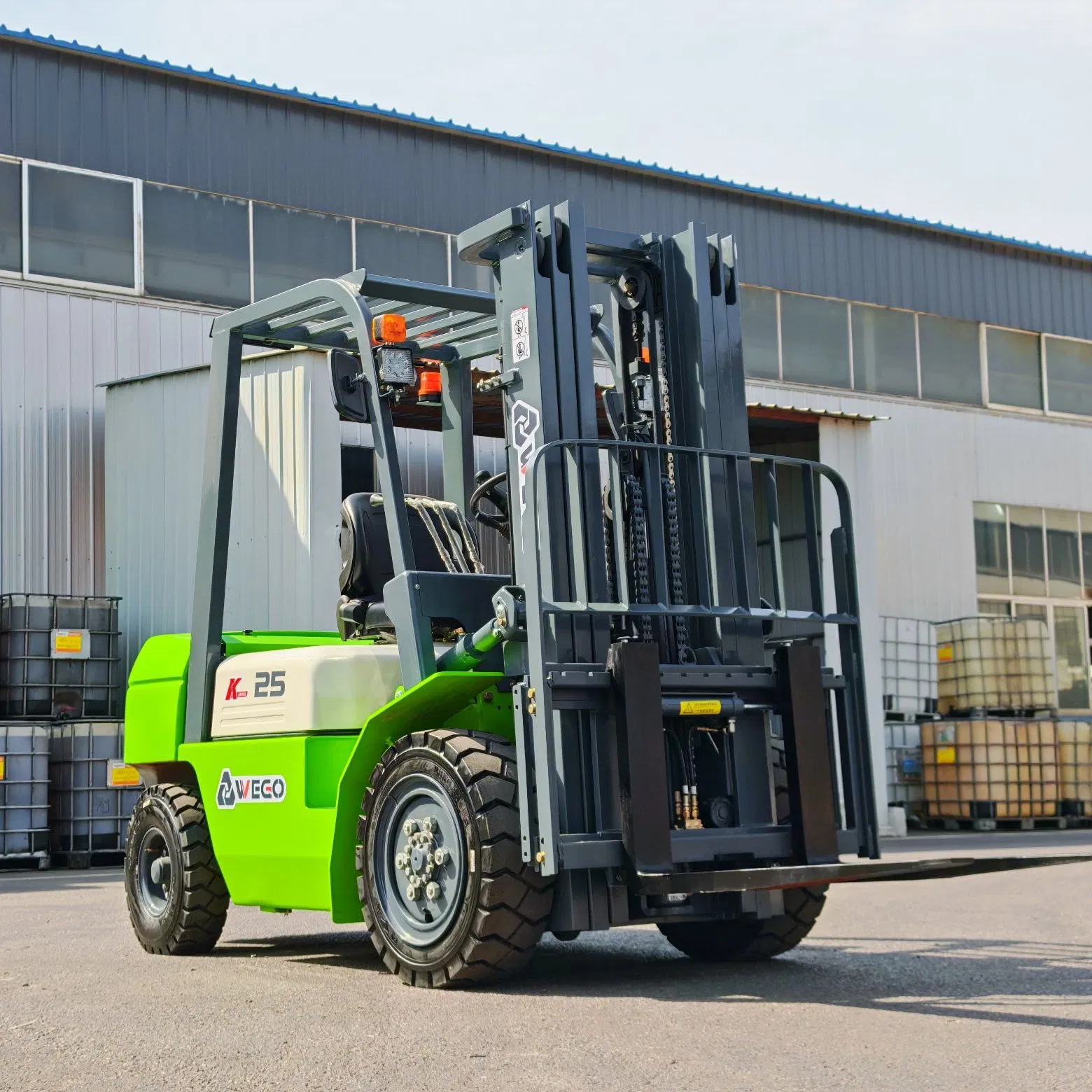 2.5-Ton Electric Counterbalance Forklift, Lithium Battery, Three-Wheel Design, Suitable for Warehouse Logistics.