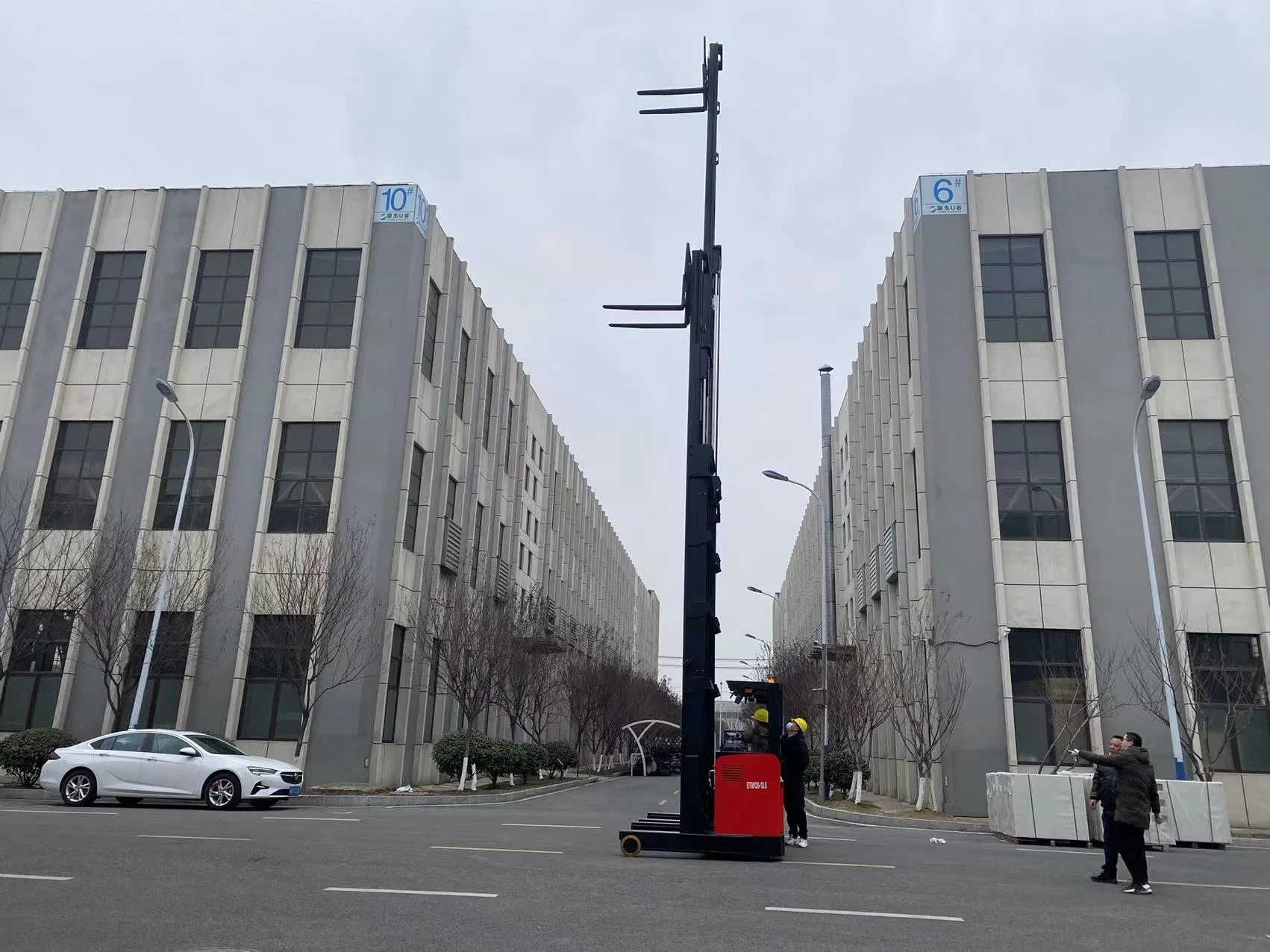 Factory Price New Design Seating Type 2ton Electric Reach Truck with High Lifting 10m 11m 12m 13m Warehouse Narrow Aisle Battery Stacker with 3 Stage Mast