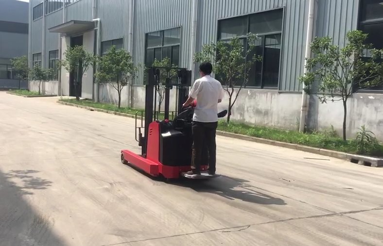 2000kg 2ton Electric Reach Stacker Truck with 24V Battery