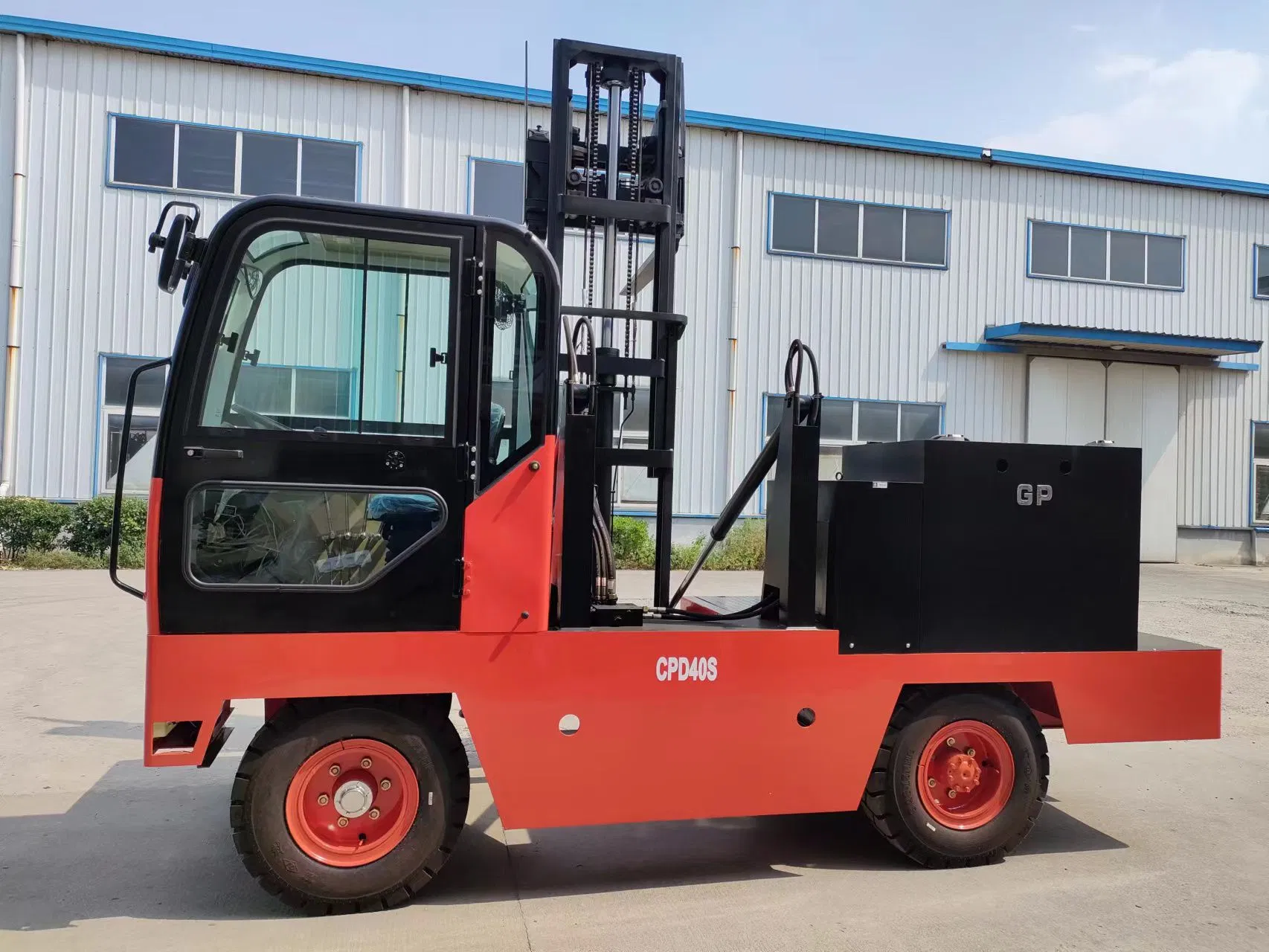 4t Electric Side Loader - Zero Emission &amp; 4m Fork Reach for Sustainable Warehouse Logistics