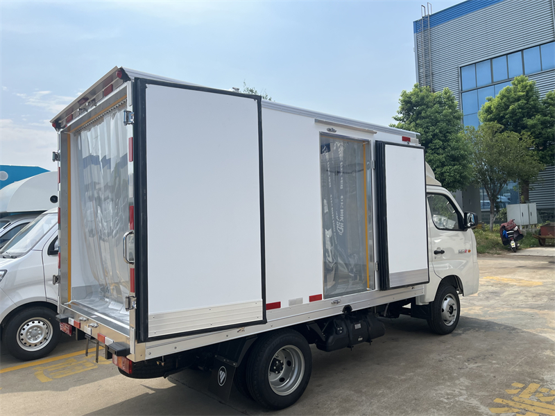 Nigeria Sale Foton M1 Gasoline Fuel Type 122HP 2-Tons Mini Freezer Van Refrigerator Truck with Cold Curtain