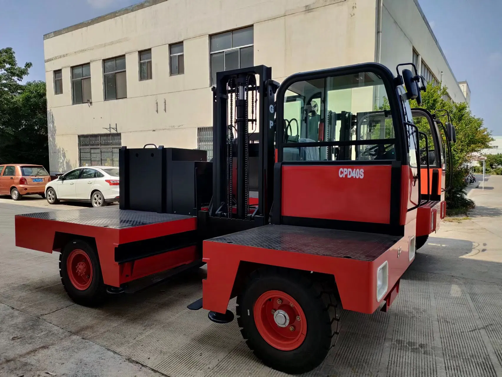 4t Electric Side Loader - Zero Emission &amp; 4m Fork Reach for Sustainable Warehouse Logistics