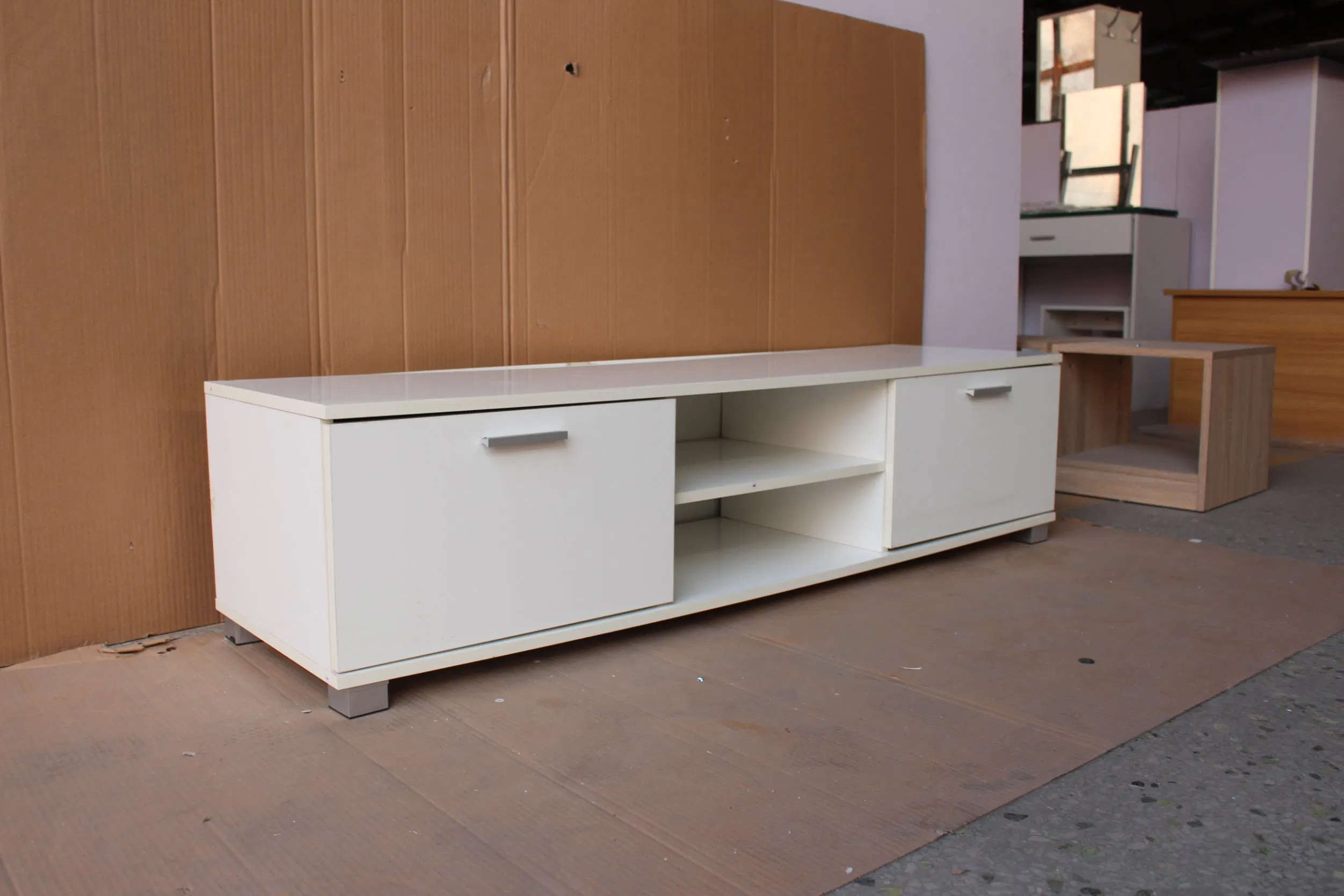 أحدث حامل تلفاز بتصميم بسيط من لوح MDF