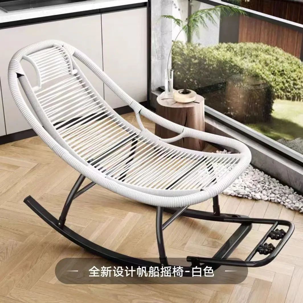 كرسي هزاز من الروطان قابل للإمالة للاسترخاء في الشرفة بألوان مبهجة