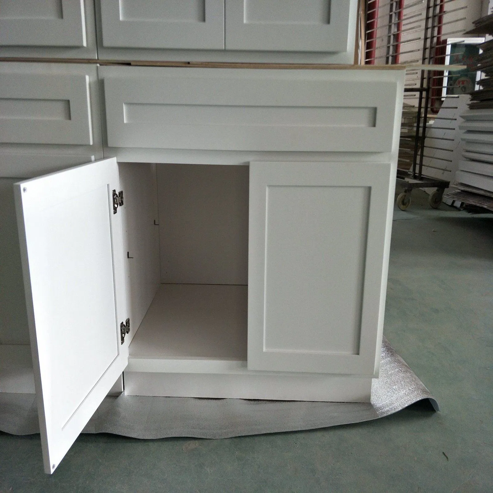 Modern Style PVC/Lacquer Kitchen Furniture Modular Solid Wood Shaker Kitchen Cabinets