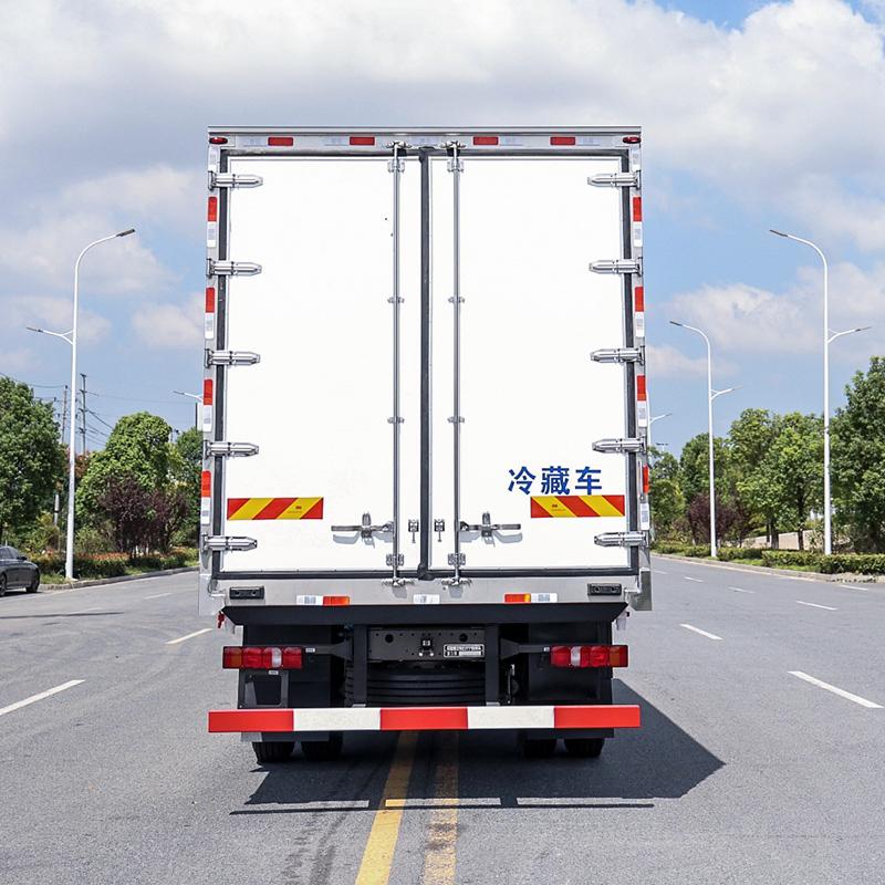 Sinotruk Temperature-Controlled Freezer Van Refrigerated Cargo Truck for Cold Chain Transport