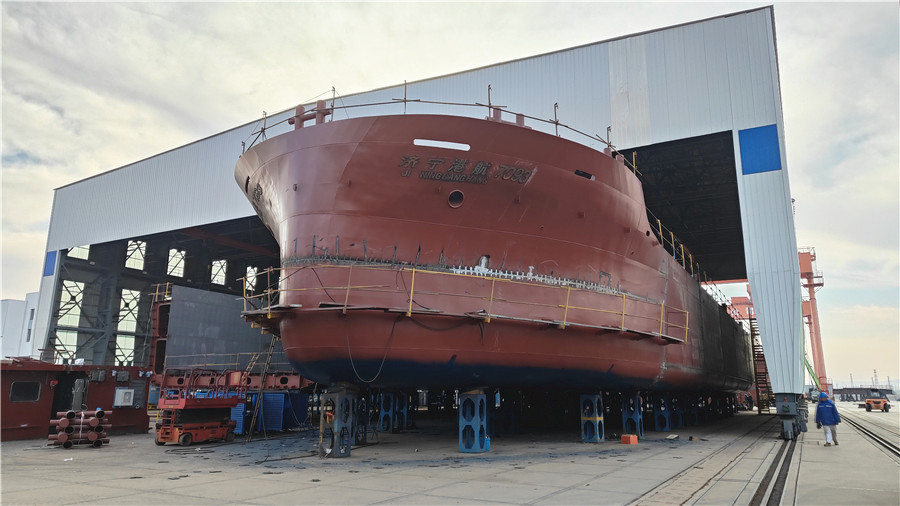 Closing and hydraulic system integration