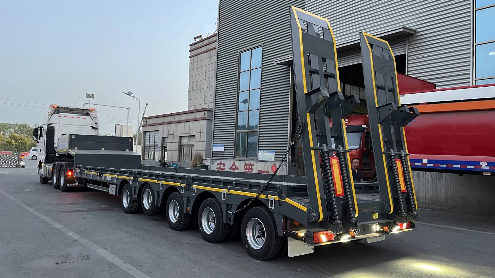Lowbed Semi Trailer Lowbed Truck Trailer Step Deck Truck Trailer Heavy Duty Customized for Oversized Cargo Project Transport Factory Price