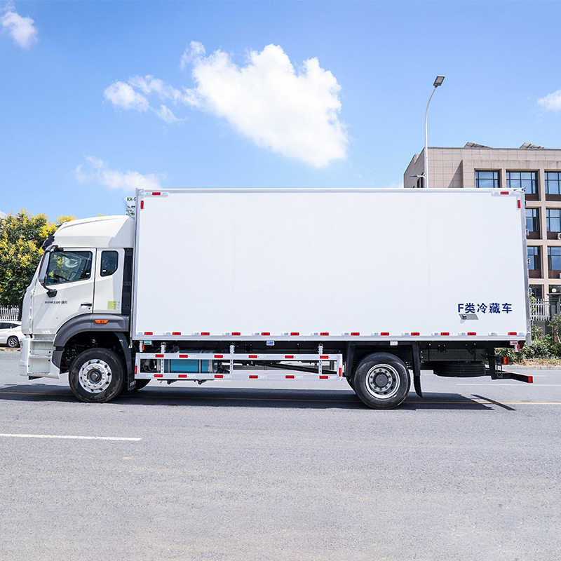 Sinotruk Temperature-Controlled Freezer Van Refrigerated Cargo Truck for Cold Chain Transport