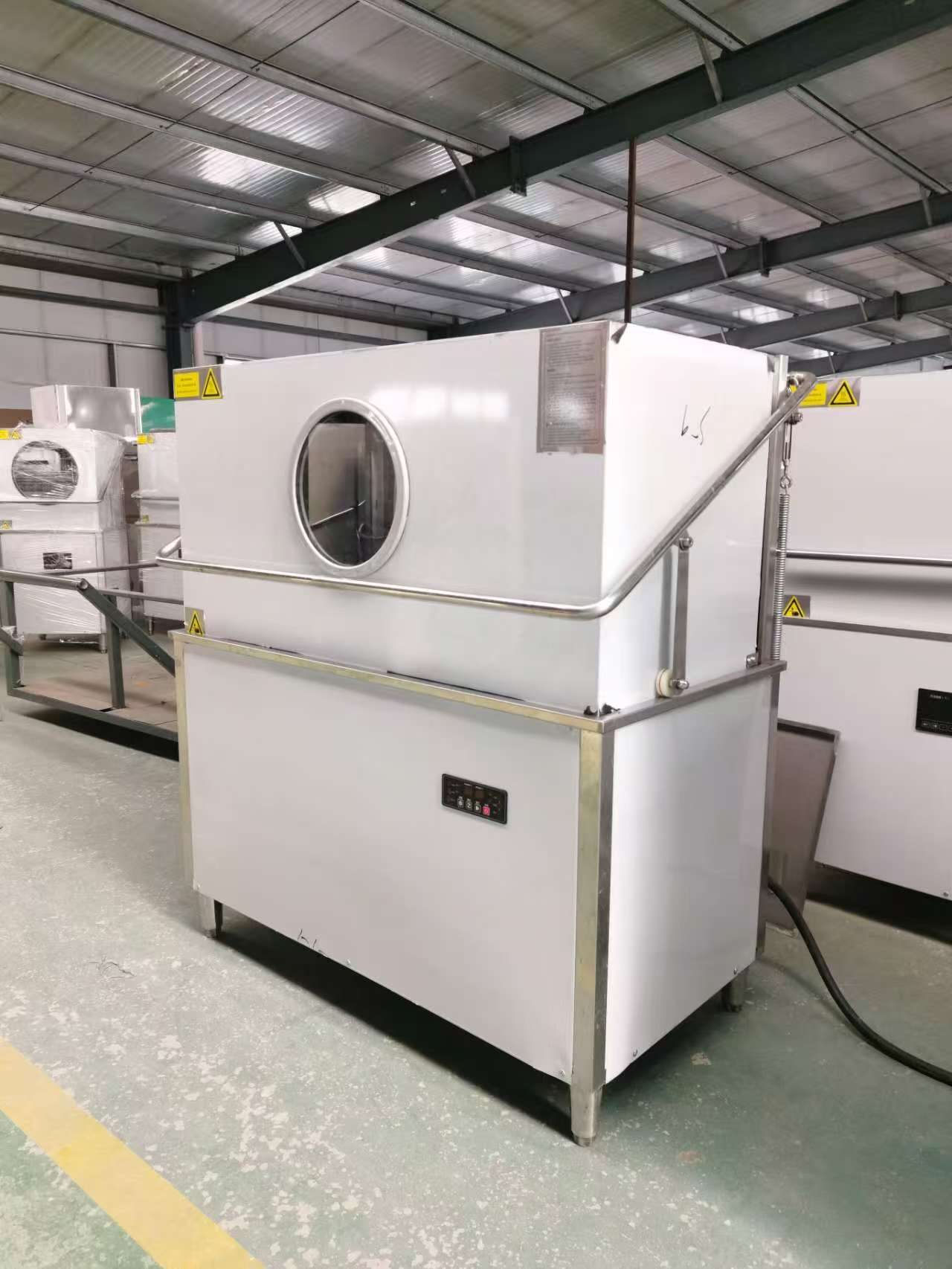 Factory Price Automatic Industrial Dishwasher with High Temperature Disinfection/Sterilization Hood Type Dishwasher for Bar