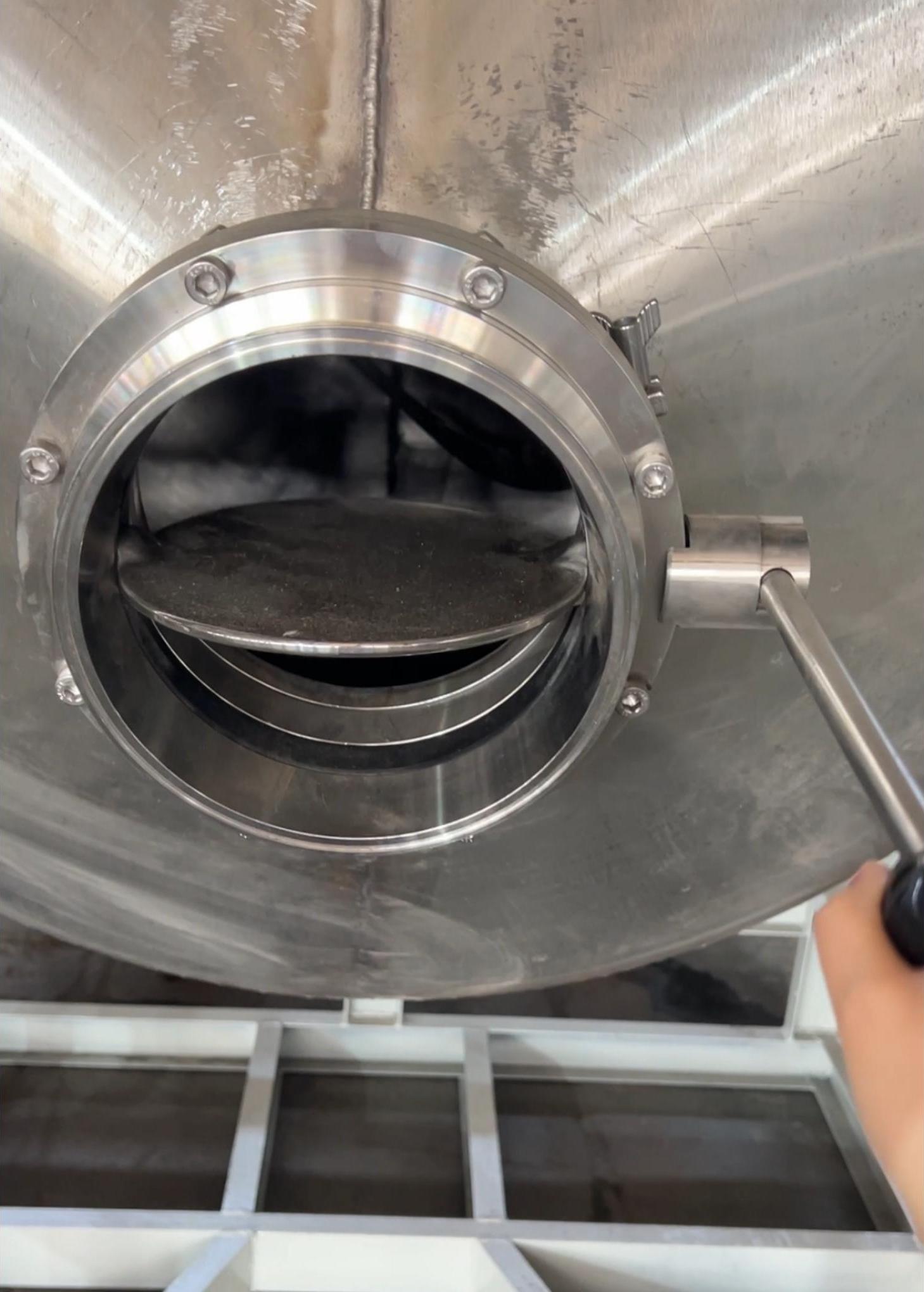 Butterfly valve discharge port