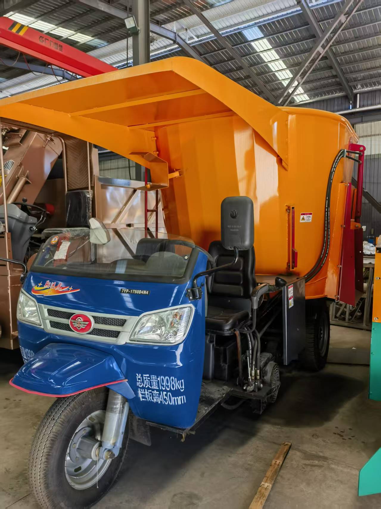HUIFU TMR Feed Mixer Wagon Self-Propelled Three-Wheel Feed Mixing Machine for Dairy Farm Cattle Feeding