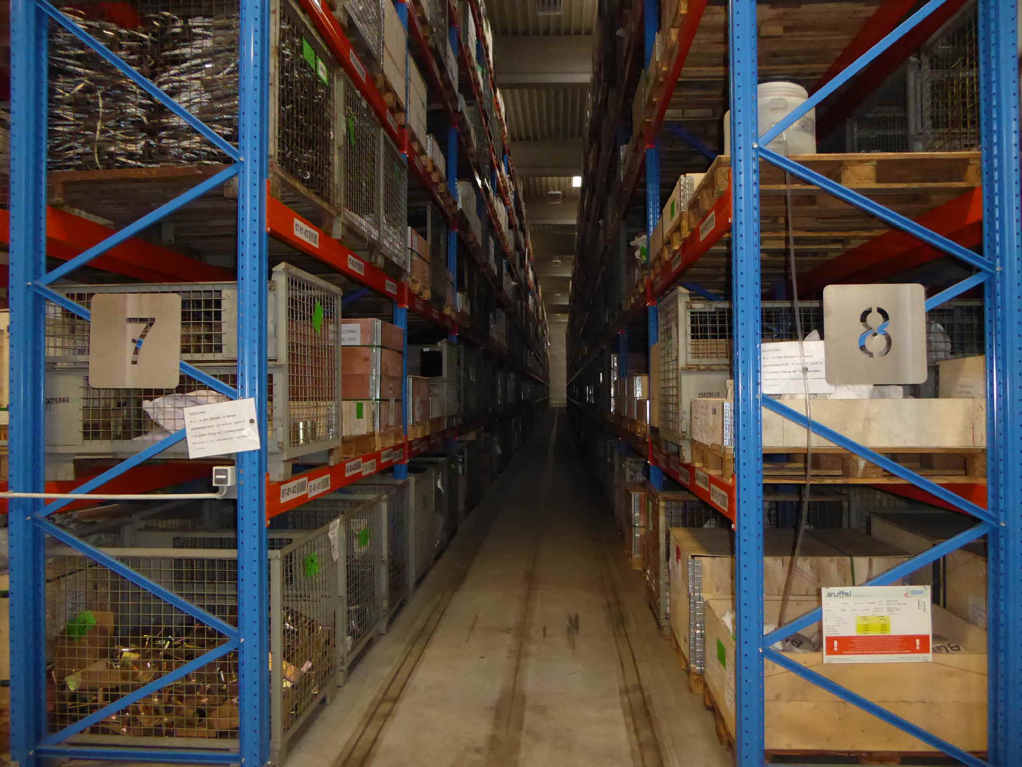 Very Narrow Aisle Pallet Racking System Strong Load Capacity Warehouse Industrial Rack with VNA Trucks High Density Pallet Rack
