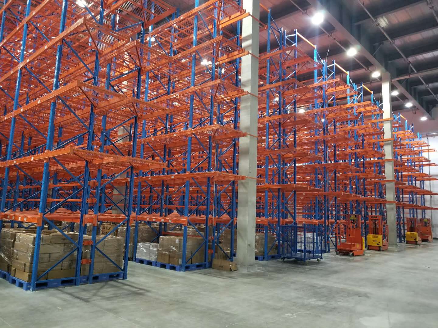 Very Narrow Aisle Pallet Racking System Strong Load Capacity Warehouse Industrial Rack with VNA Trucks High Density Pallet Rack
