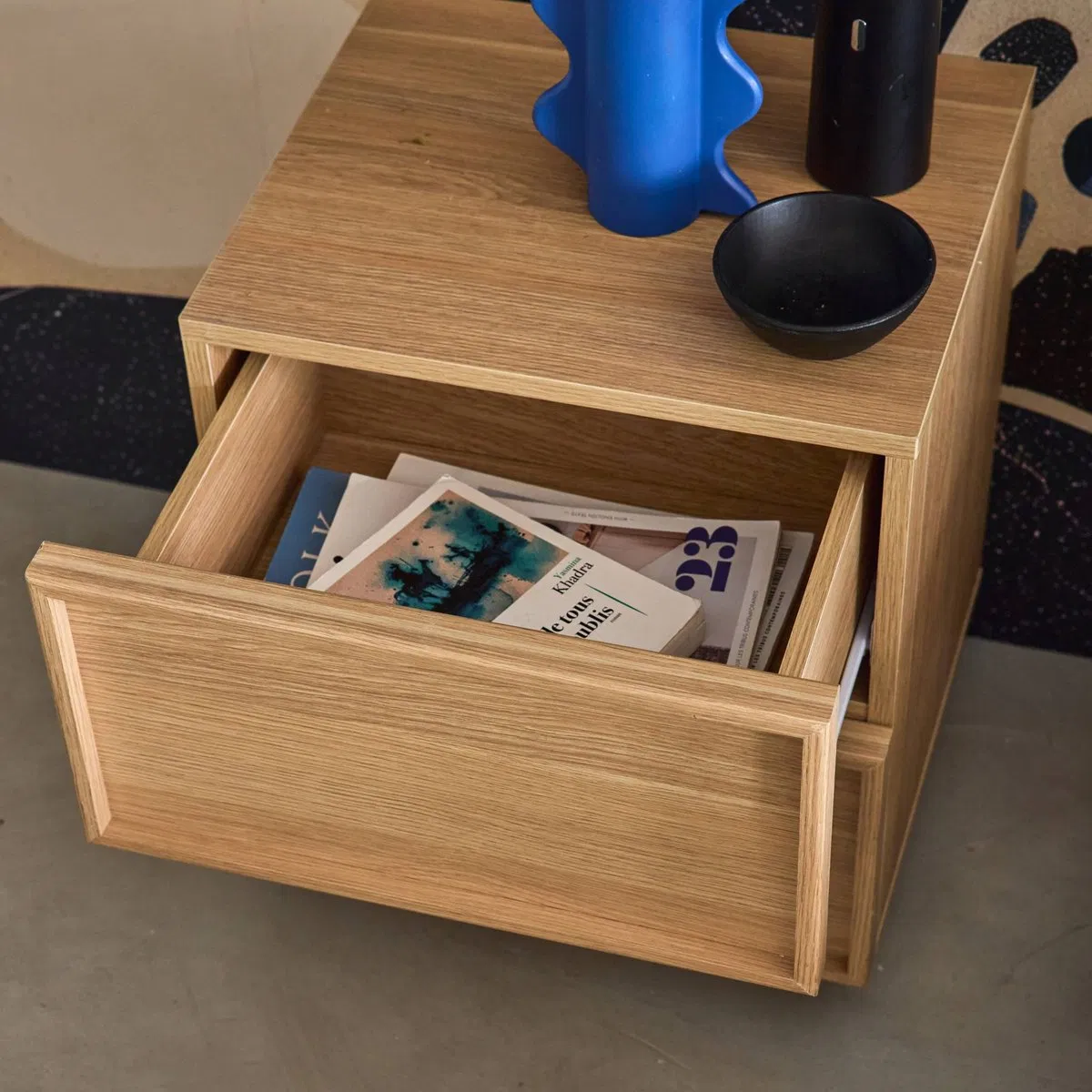 MID-Century Modern Solid Wood Bedside Table with Rounded Edges and Hidden Handle Design for Vintage-Inspired Spaces