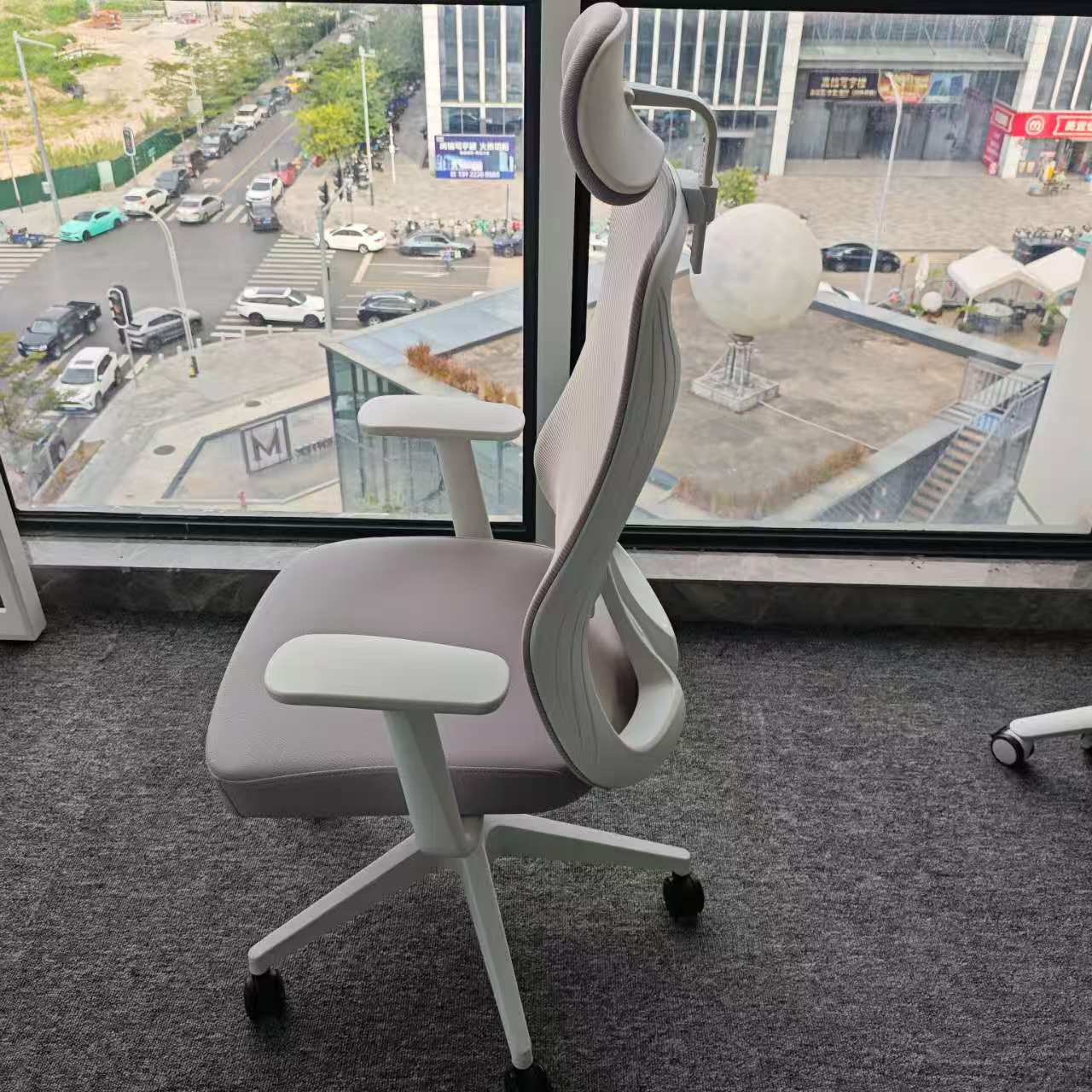 Modern Ergonomic Executive Office Computer Desk Chair Fabric Adjustable Headrest Adjustable Armrest 3 Gas Lift School Hospital
