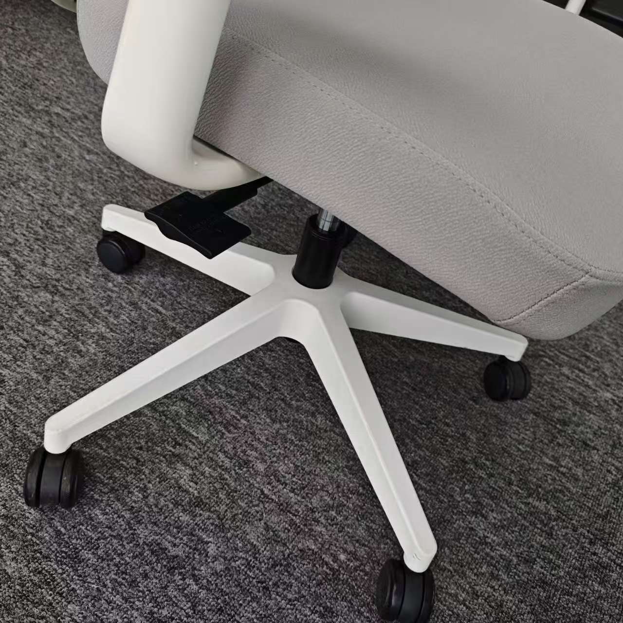 Modern Ergonomic Executive Office Computer Desk Chair Fabric Adjustable Headrest Adjustable Armrest 3 Gas Lift School Hospital