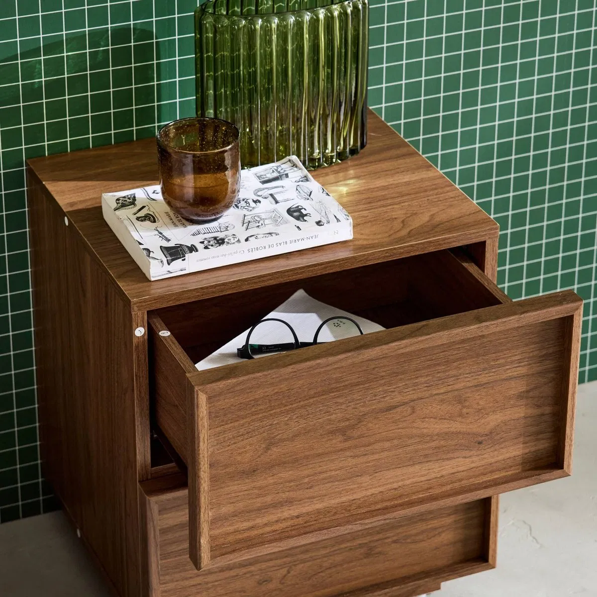MID-Century Modern Solid Wood Bedside Table with Rounded Edges and Hidden Handle Design for Vintage-Inspired Spaces