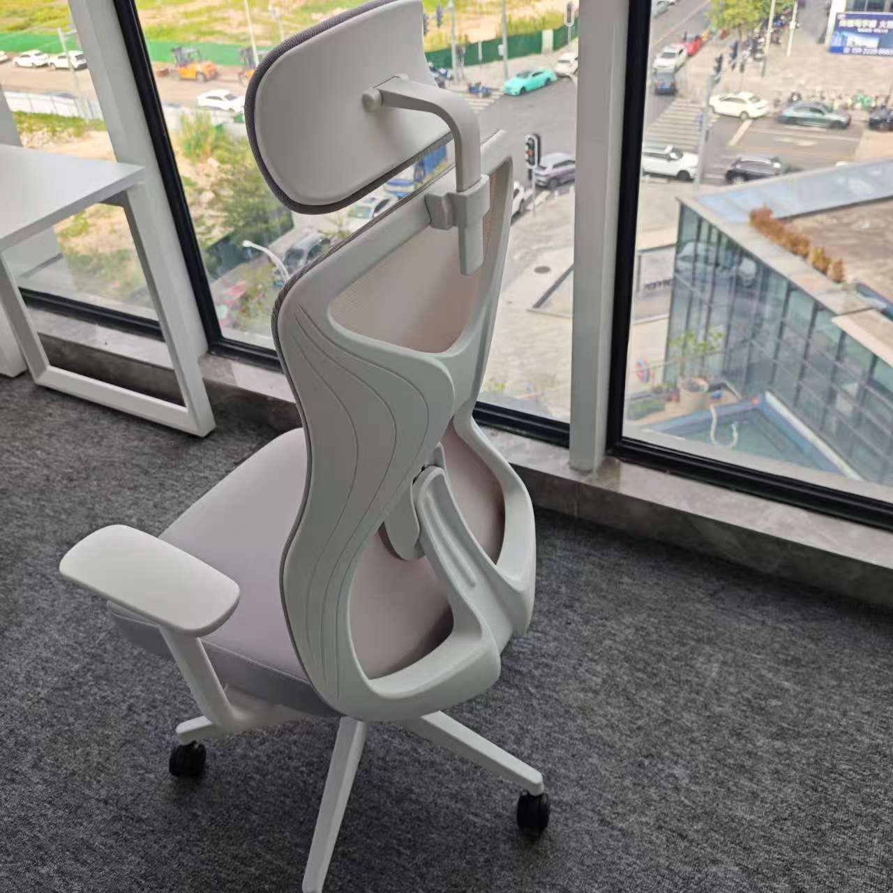 Modern Ergonomic Executive Office Computer Desk Chair Fabric Adjustable Headrest Adjustable Armrest 3 Gas Lift School Hospital