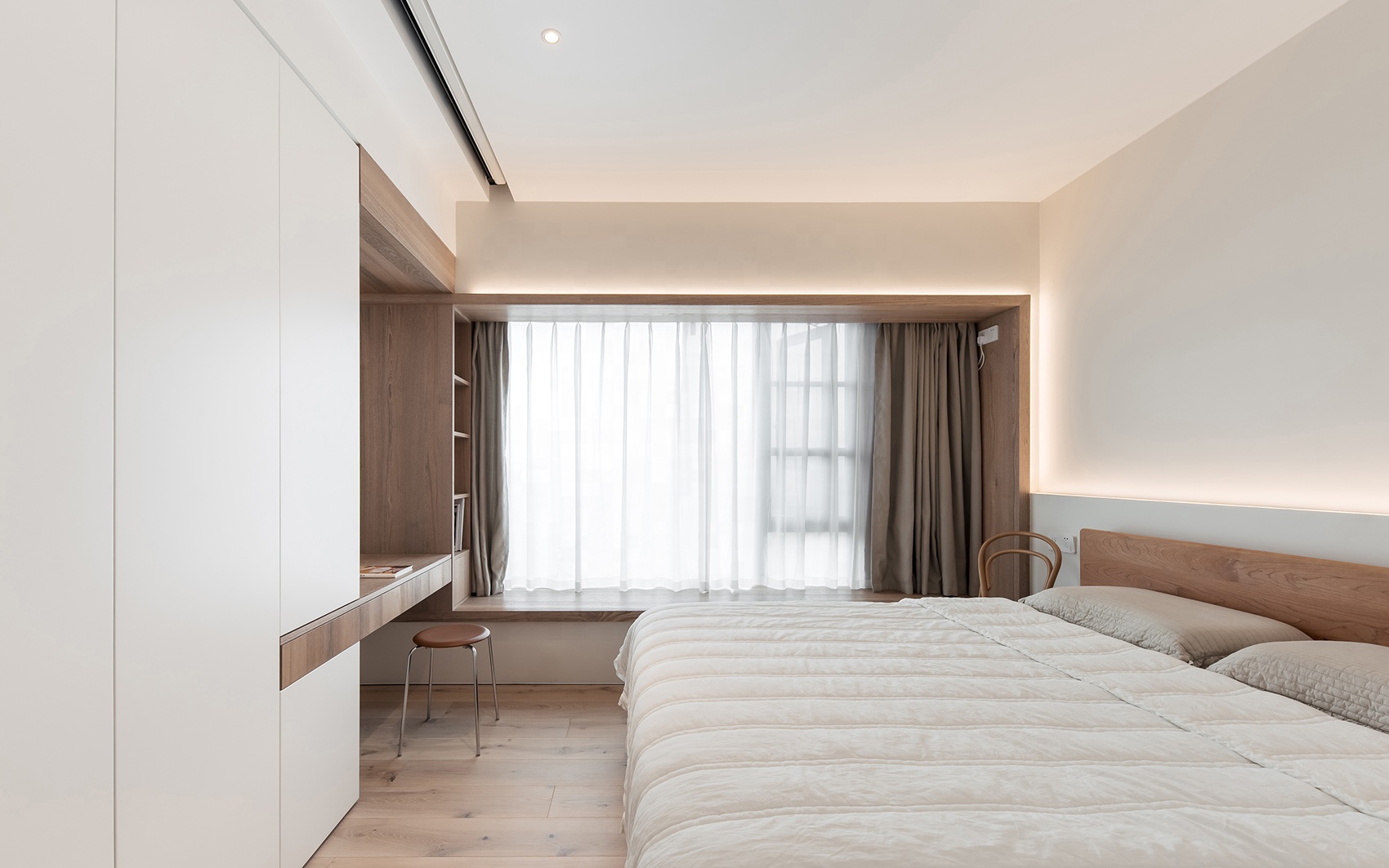 Italian Minimalist Integrated Wardrobe With Dressing Table Luxury Solid Wood Bedroom Closet System Customized Cabinet