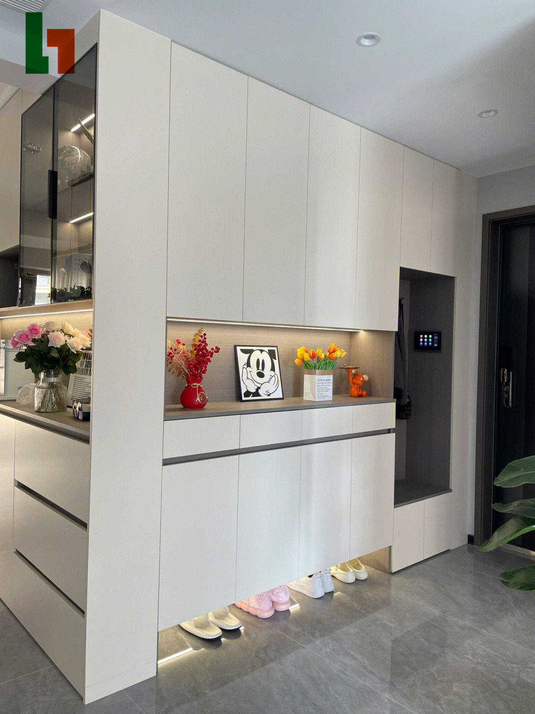 Modern Luxury Custom Wooden Entrance Cabinet Furniture For Shoes And Clothing Storage Durable For Living Room Entry