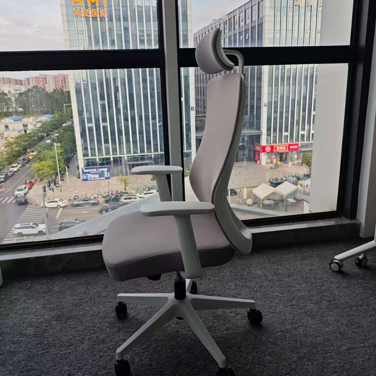 Modern Ergonomic Executive Office Computer Desk Chair Fabric Adjustable Headrest Adjustable Armrest 3 Gas Lift School Hospital