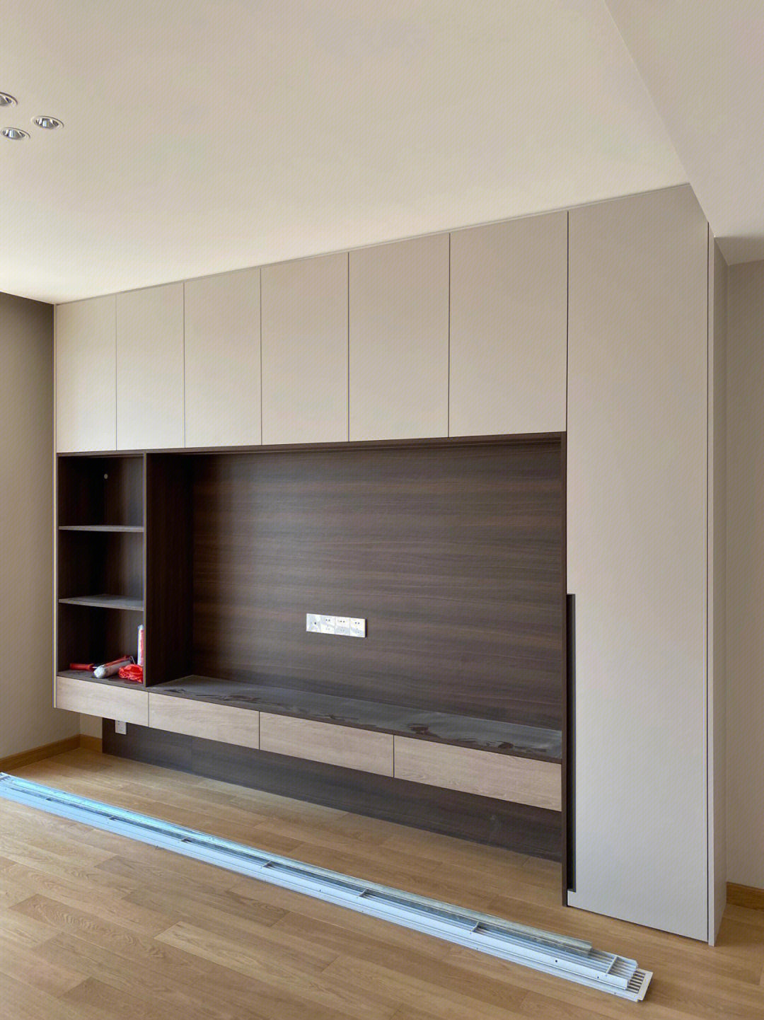Large-capacity Electric Extendable Pine Wood Grain Full-wall TV Cabinet Modern Design for Living Room Bedroom Entry Display