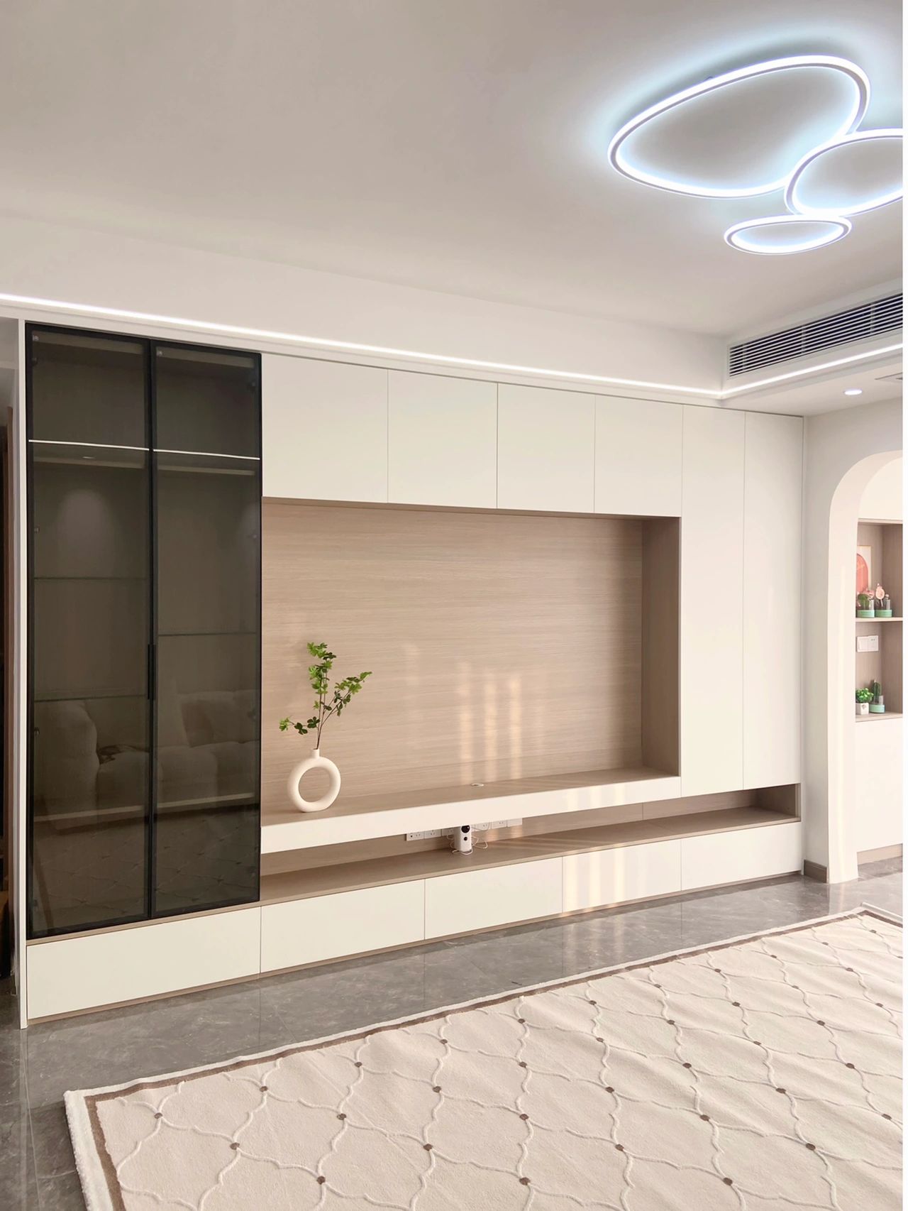 Large-capacity Electric Extendable Pine Wood Grain Full-wall TV Cabinet Modern Design for Living Room Bedroom Entry Display