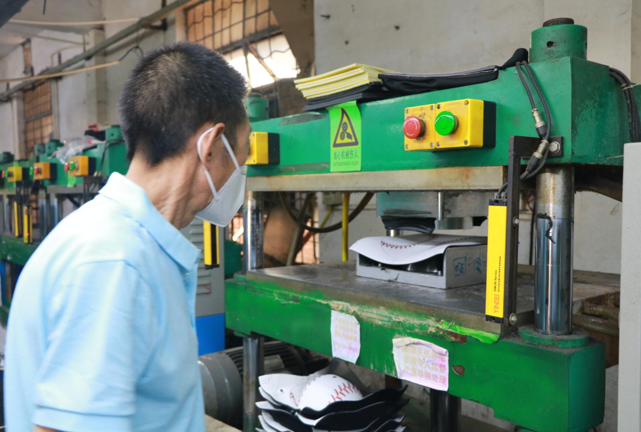 Pressing die