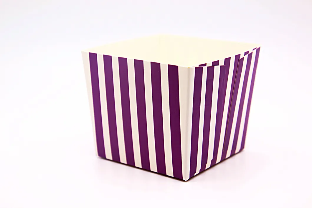 Forma de Bolo de Papel Colorido Listrado em Forma de Quadrado Feita Profissionalmente