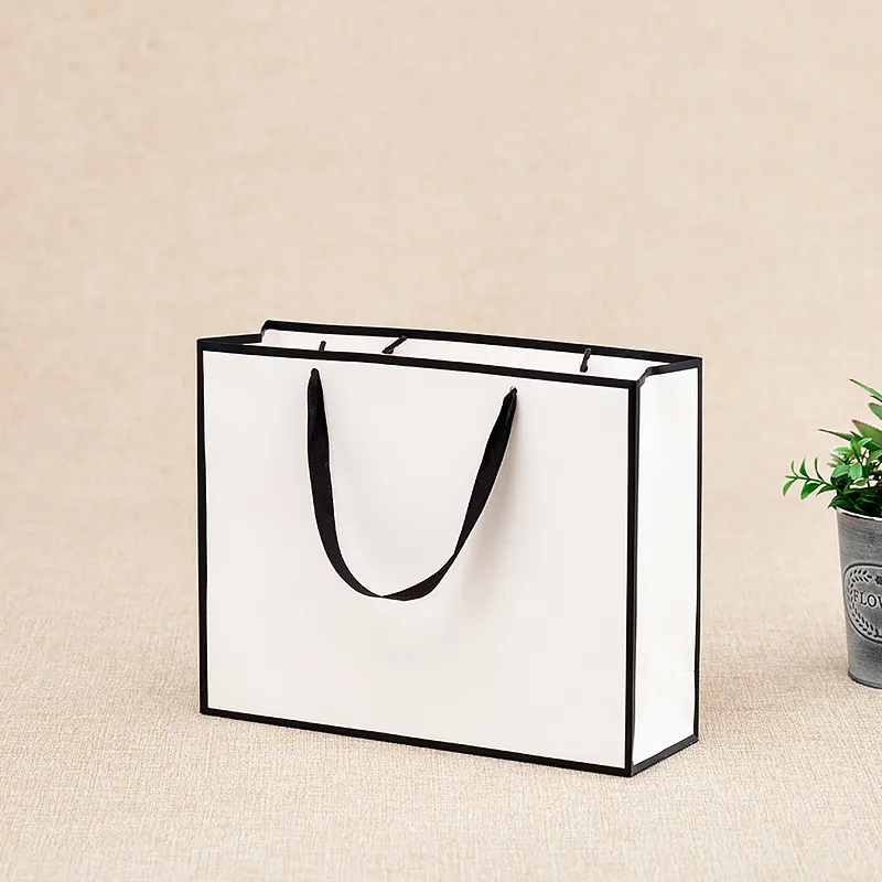 Sacos de papel de compras de presente boutique de vestuário com moldura preta personalizada