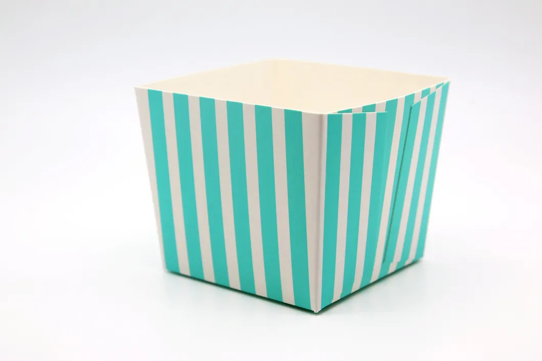 Forma de Bolo de Papel Colorido Listrado em Forma de Quadrado Feita Profissionalmente