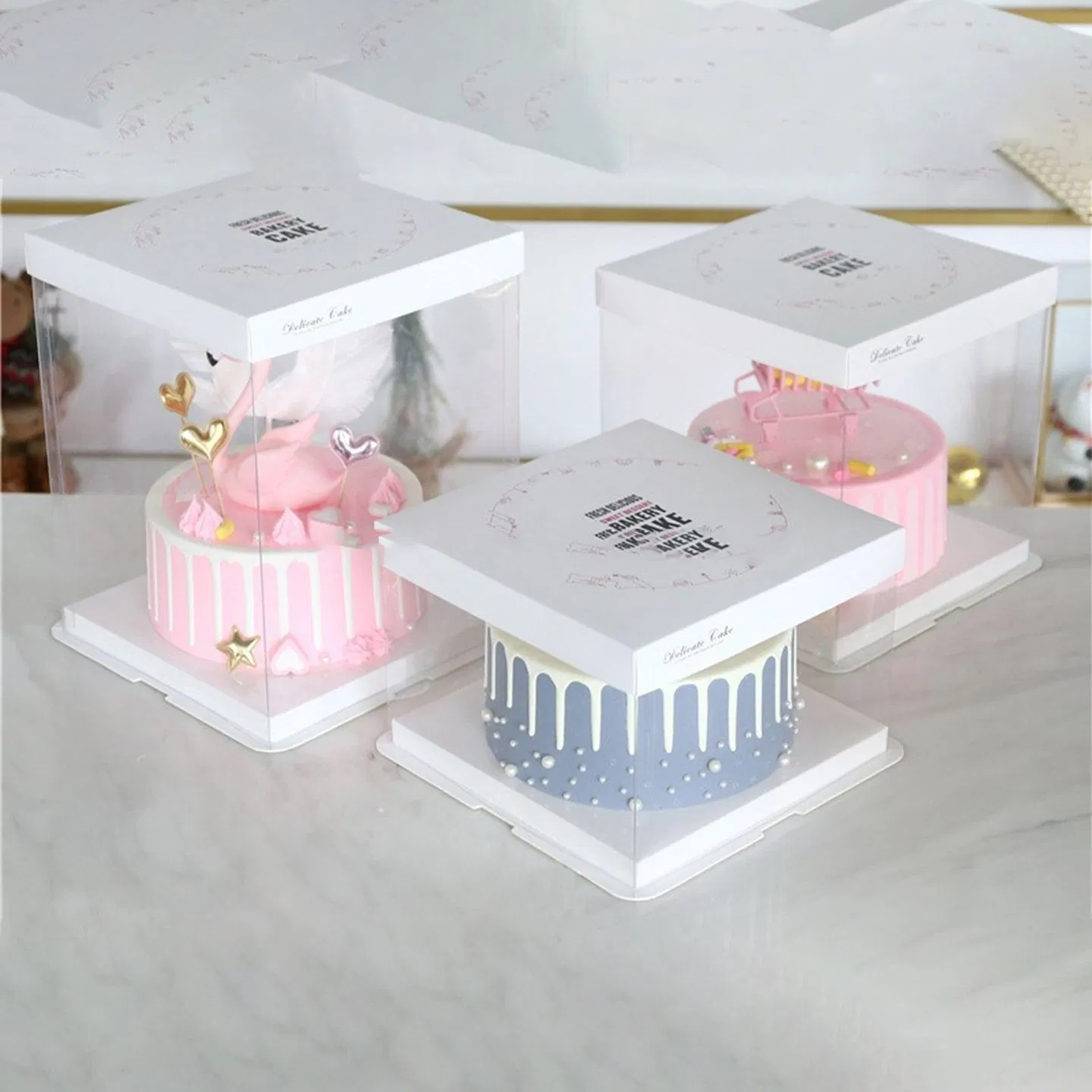 Caixa de Bolo Quadrada Alta Transparente com Tampa de Papel Branca e Decoração de Fita para Embalagem de Confeitaria