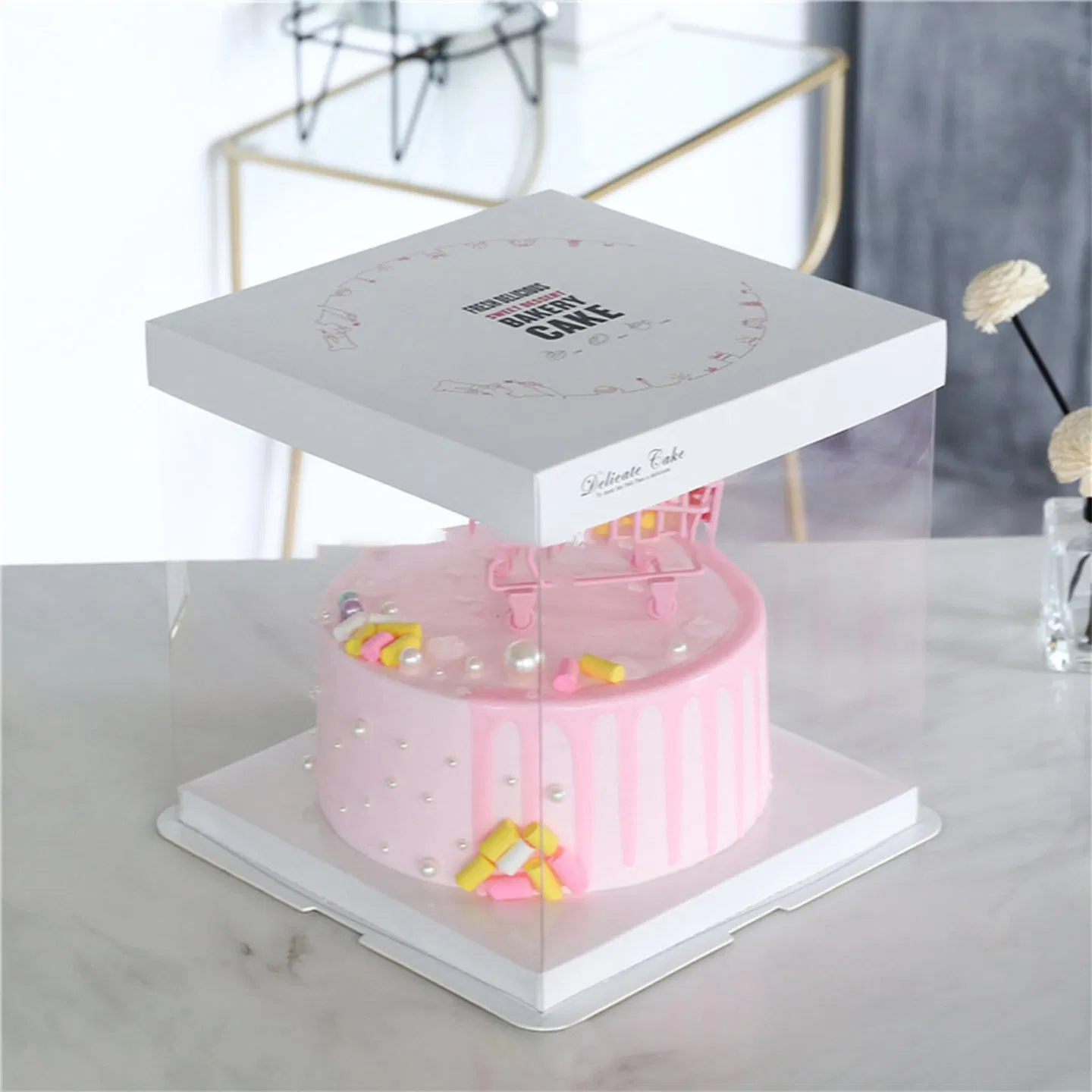 Caixa de Bolo Quadrada Alta Transparente com Tampa de Papel Branca e Decoração de Fita para Embalagem de Confeitaria
