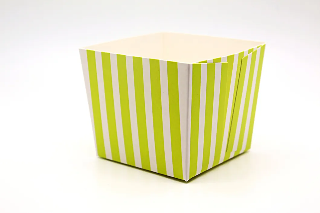 Forma de Bolo de Papel Colorido Listrado em Forma de Quadrado Feita Profissionalmente