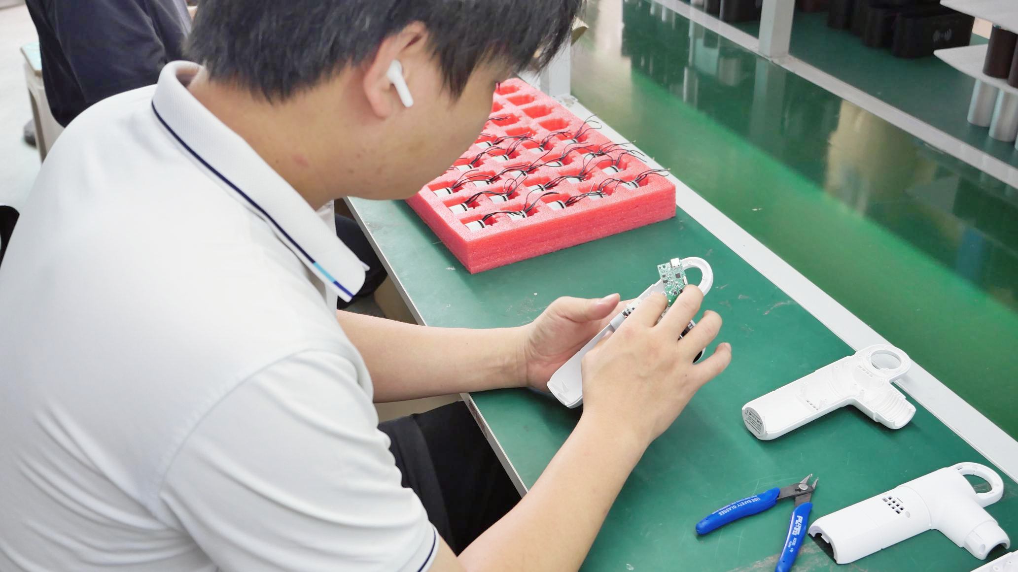 Luminor Beauty parts assembling production line — professional aesthetic device manufacturing