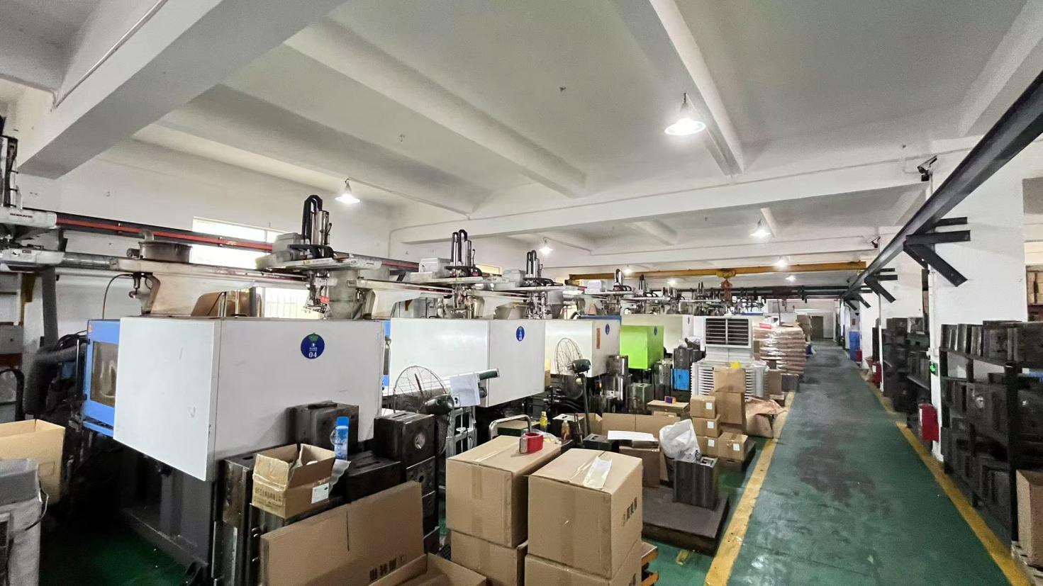 Luminor Beauty plastic injection machine — automated molding equipment for device production
