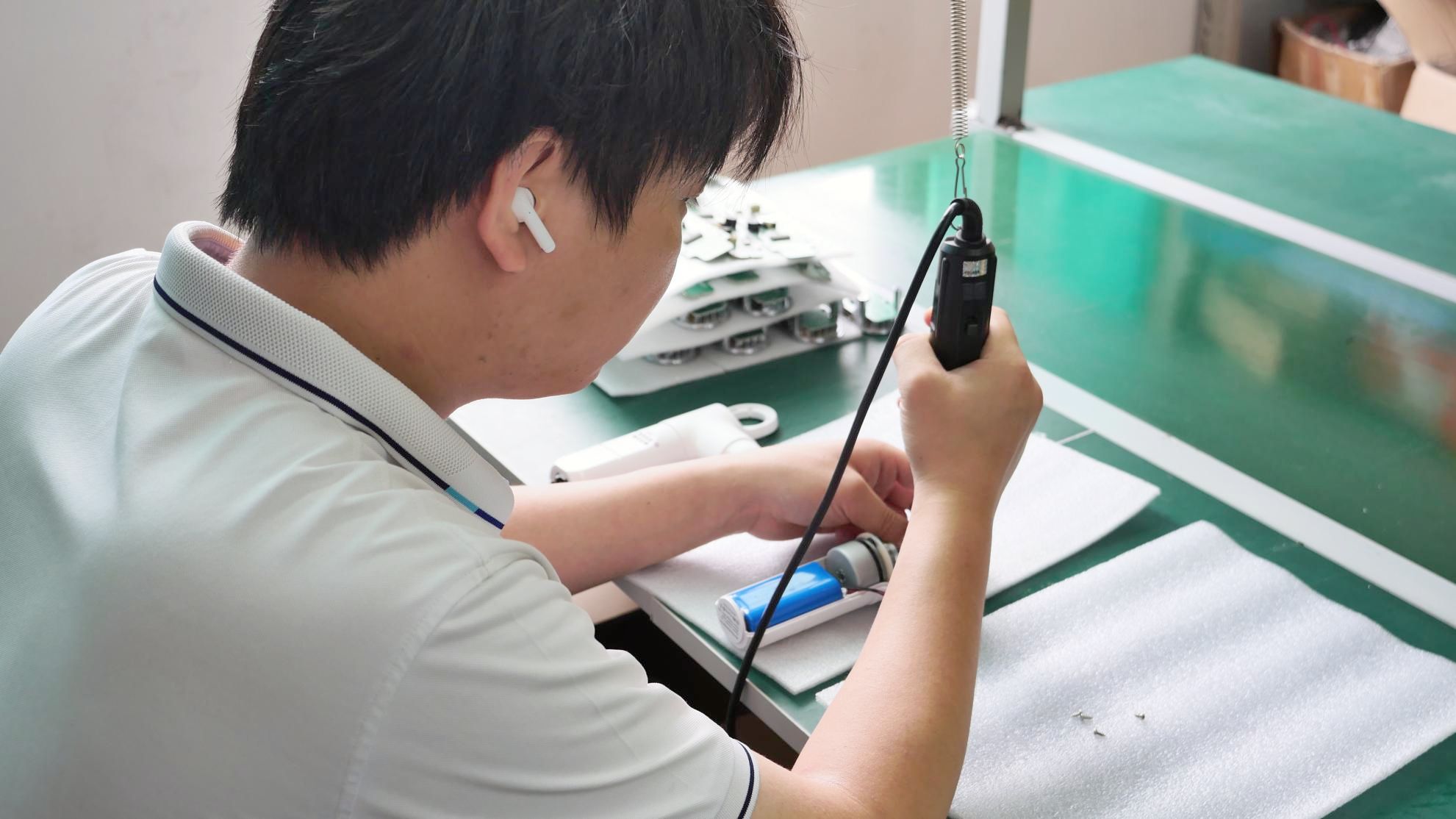 Luminor Beauty electric screwdriver assembly — precision torque assembly for beauty device manufacturing