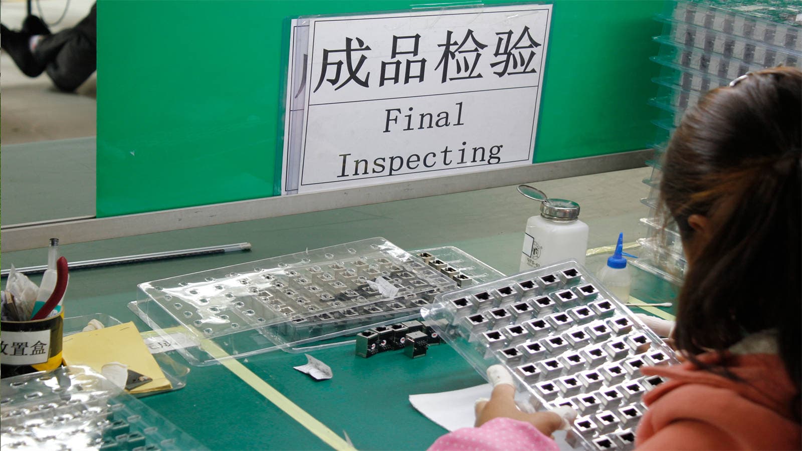 Final inspection quality check for optical transceivers before shipment
