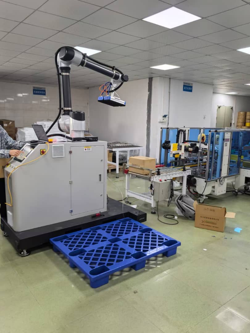 Compact and Efficient Mobile Palletizing Robot for Warehouses