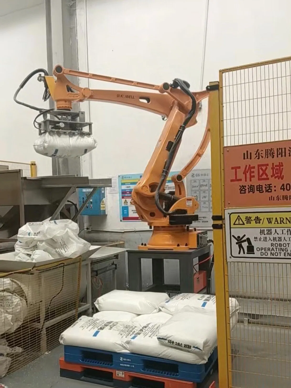 Fertilizer Bag Unpacking Robot: Automated Depalletizing Solution