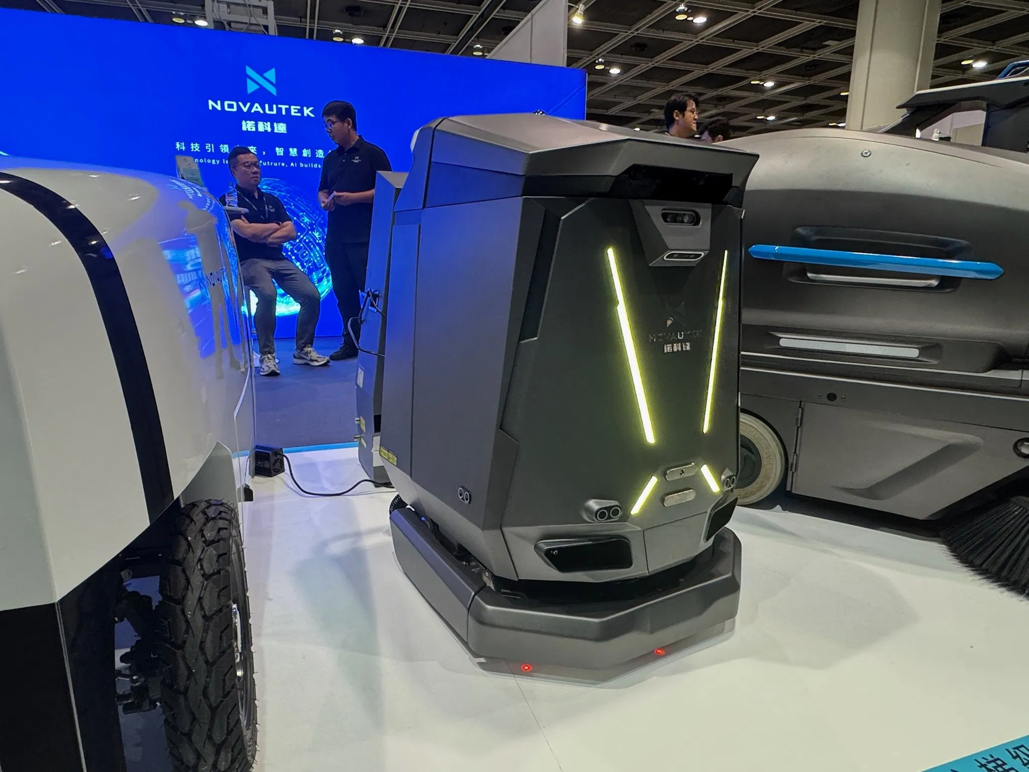 Autonomous Indoor Smart Floor Cleaning Robot - Advanced Navigation &amp; Self-Driving Technology