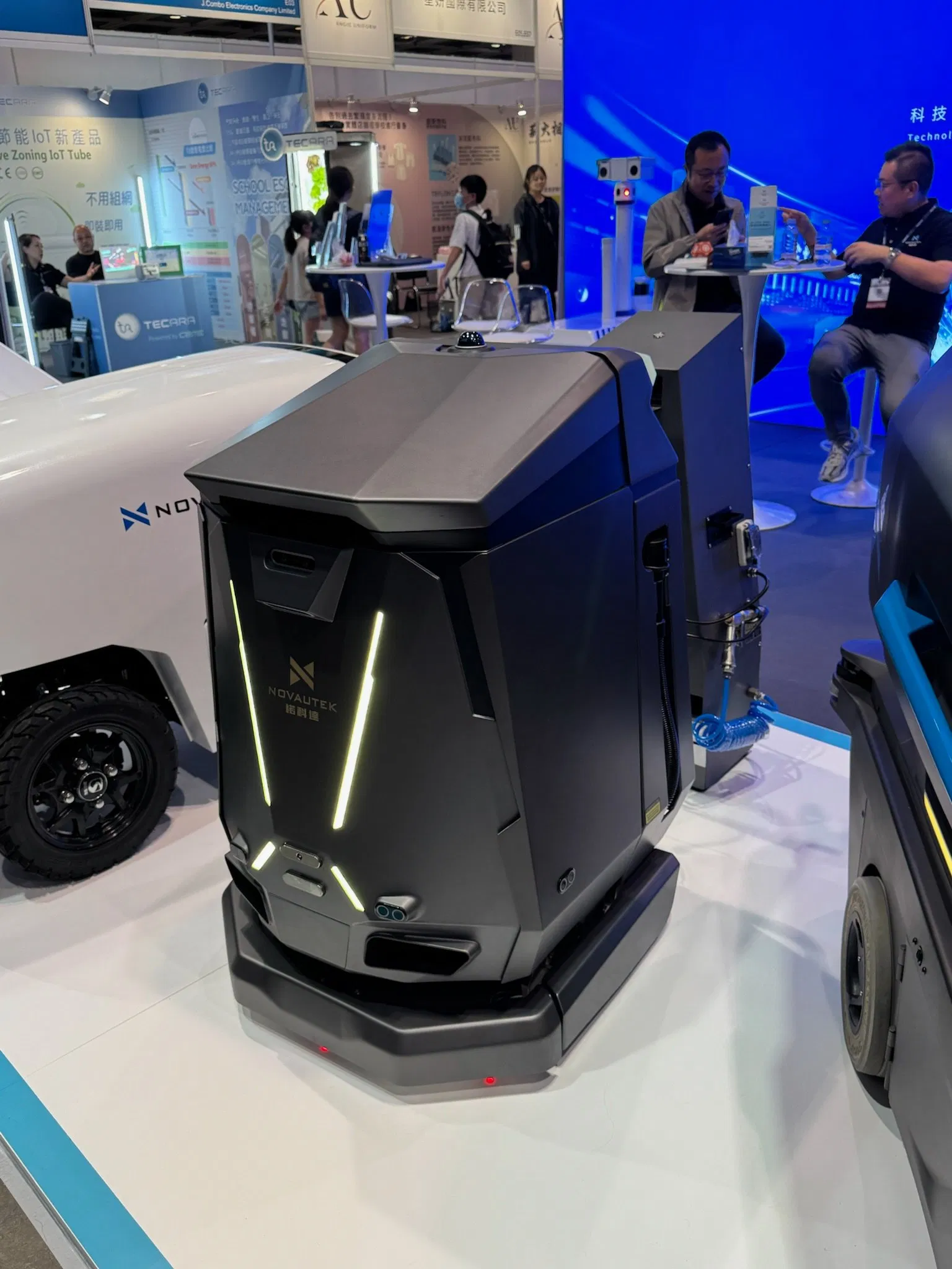 Autonomous Indoor Smart Floor Cleaning Robot - Advanced Navigation &amp; Self-Driving Technology