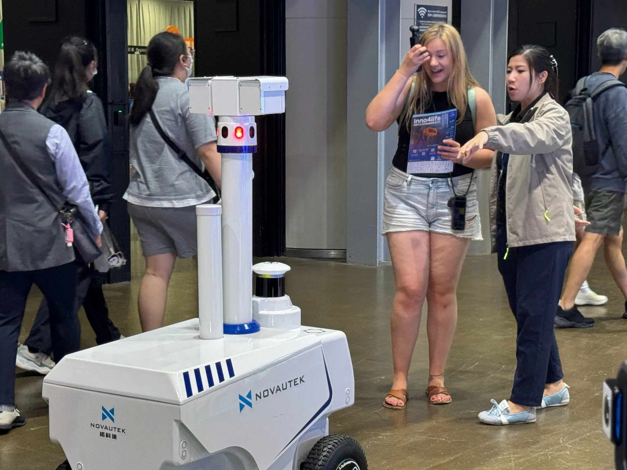 Hotels and Shopping Malls Ai-Driven University Campus Autonomous Rechargeable Security Guard Robot