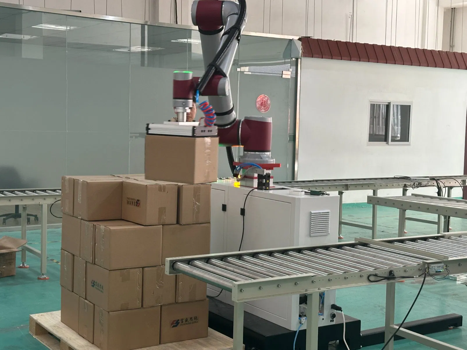 Customizable Collaborative Palletizing Robot Arm for Warehouse